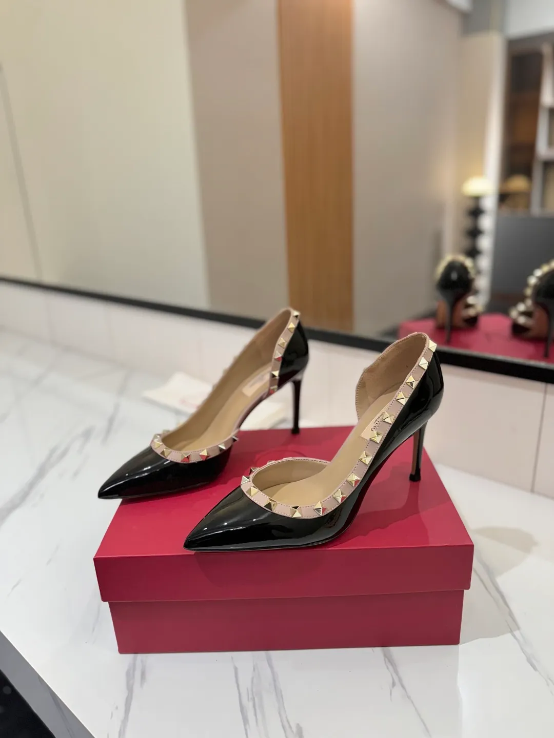 👟👟Ex-factory price 580👟👟 Valentino/Valentino rivet VT classic shoes, top replica! The side curves are perfect, the original molded custom-made rust-free rivets, and the textured hardware bring out a full sense of high-end, giving you a genuine foot feel! The first choice for high-end customers❤️ [Material] Upper: Original imported custom patent leather Lining: Original imported goatskin Outsole: Imported pearlescent leather outsole Heel height: 6.5CM Code number: 35-39 [34, 40, 41, 42 custom-made are not returnable]